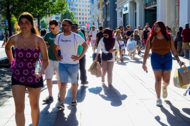 Sıcak bir yaz günü, Madrid İspanya 'da akşamüstü saat 6' da Gran Via 'da yürüyen insanların siluet görüntüsü. Madrid İspanya 4 Temmuz 2024 