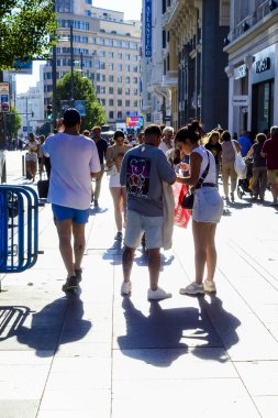 Sıcak bir yaz günü, Madrid İspanya 'da akşamüstü saat 6' da Gran Via 'da yürüyen insanların siluet görüntüsü. Madrid İspanya 4 Temmuz 2024 