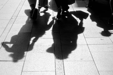 Sıcak bir yaz günü, Madrid İspanya 'da akşamüstü saat 6' da Gran Via 'da yürüyen insanların siluet görüntüsü. Madrid İspanya 4 Temmuz 2024 