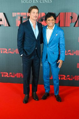 Josh Hartnett ve M. Night Shyamalan Warner Bros. Pictures filmi Trap - La Trampa 'nın İspanya' daki Four Seasons Hotel Madrid 'deki sunumu sırasında fotoğraf çekiminde poz verdiler.