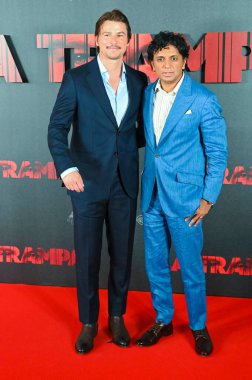 Josh Hartnett ve M. Night Shyamalan Warner Bros. Pictures filmi Trap - La Trampa 'nın İspanya' daki Four Seasons Hotel Madrid 'deki sunumu sırasında fotoğraf çekiminde poz verdiler.