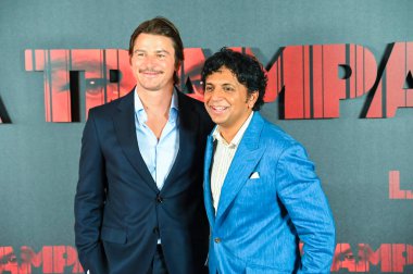 Josh Hartnett ve M. Night Shyamalan Warner Bros. Pictures filmi Trap - La Trampa 'nın İspanya' daki Four Seasons Hotel Madrid 'deki sunumu sırasında fotoğraf çekiminde poz verdiler.