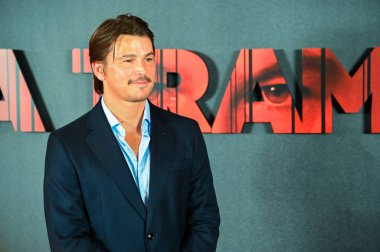 Josh Hartnett, Warner Bros. Pictures filmi Trap - La Trampa 'nın İspanya' daki Four Seasons Hotel Madrid 'deki sunumu sırasında fotoğraf çekiminde poz verdi.