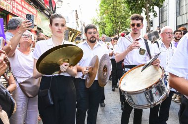 San Cayetano Madrid 'in kutlamaları sırasında sokakta çalan davulcu ve ziller de dahil olmak üzere orkestra oyuncuları.