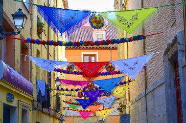 San Cayetano Madrid 'in kutlamaları sırasında dar bir cadde boyunca fiesta sokak eşarplarının renkli manzarası.