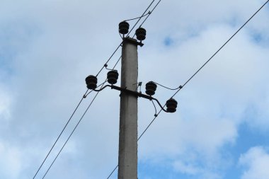 Yüksek voltaj hatları olan beton sütun