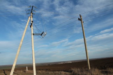 Yüksek voltaj hatları olan beton sütun    
