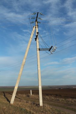 Yüksek voltaj hatları olan beton sütun    