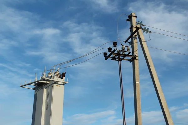 Elektrik Trafosuna Bağlı Yüksek Voltaj Hatları Olan Beton Bir Direk — Stok fotoğraf