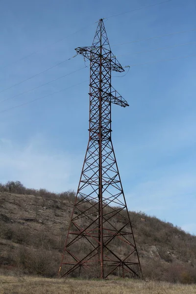 Yüksek voltaj hatları, yüksek elektrik hatları olan bir sütun.     