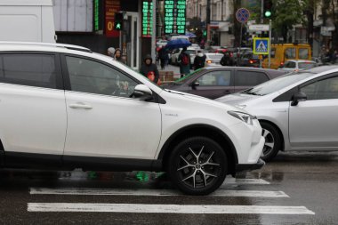 Trafik ışığı, yaya geçidinde arabaların engellendiğini gösteriyor.