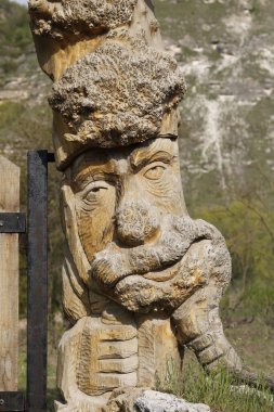 Ağaç gövdesine oyulmuş eski bir oyma.