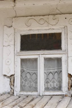 Köy kuyusunda metal zincirli eski ahşap bir deyiş.