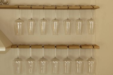 Restorandaki bir rafta boş cam şişeler.