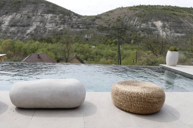 Beş yıldızlı otelde yüzme havuzu.