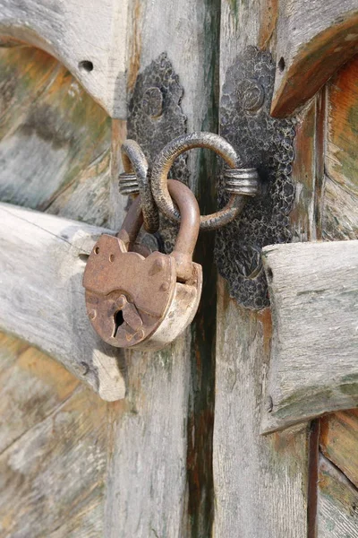 Старый Ржавый Замок Деревянной Двери — стоковое фото