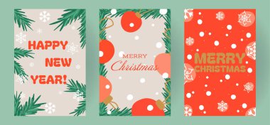 Noel ve Yeni Yıl tebrik kartı seti. Çam dalları, süsleri, kar taneleri ve cesur tipografisi olan şenlikli bir tasarım. Sıcak tatil mesajları Mutlu yıllar, neşeli renkler