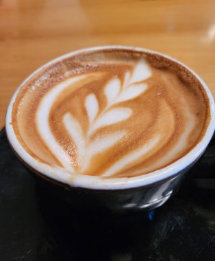 Bir fincan sıcak kahve.