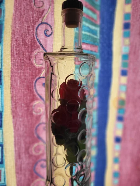 şişe kırmızı gül