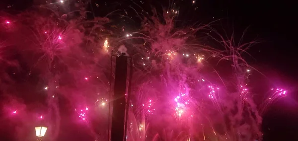 Gece gökyüzünde havai fişekler