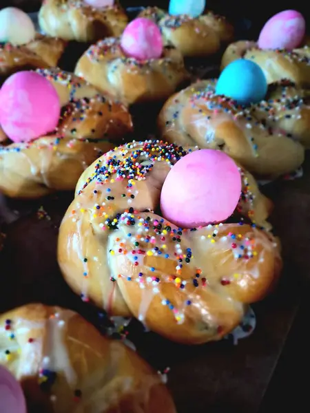 Örülmüş Paskalya ekmeği serpiştirilmiş