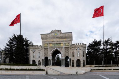İSTANBUL, TÜRKEYE - 23 Mart 2023: İstanbul Üniversitesi tarihi giriş kapısı meydanı Osmanlı Bayezid 2 Camii yakınları