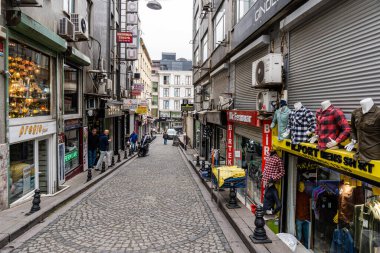 İSTANBUL, TURKEY - 23 Mart 2023: İstanbul 'da küçük mağazalar, insanlar ve arabalar ile dar bir yerleşim yeri.
