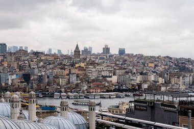 İSTANBUL, TURKEY - 23 Mart 2023: İstanbul 'a Galata Kulesi ve Altın Boynuz Körfezi manzaralı şehir manzarası Süleyman Camii' nden güzel bir bahar günü