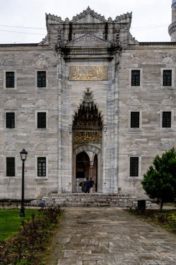 İSTANBUL, TURKEY - 23 Mart 2023: Giriş kapısından Süleyman Camii 'nin güzel ön manzarası ve yukarıda yazılı yazı