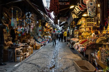 İSTANBUL, TURKEY - 23 Mart 2023: Şehir merkezindeki merkez pazar dar sokaklar boyunca kalabalık küçük dükkanlar