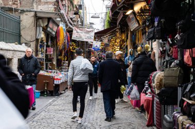 İSTANBUL, TURKEY - 23 Mart 2023: Şehir merkezindeki merkez pazar dar sokaklar boyunca kalabalık küçük dükkanlar