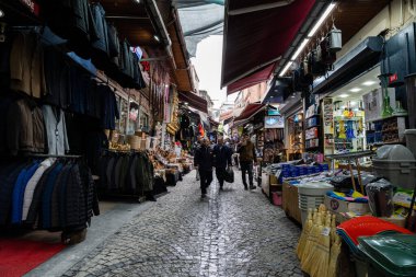 İSTANBUL, TURKEY - 23 Mart 2023: Şehir merkezindeki merkez pazar dar sokaklar boyunca kalabalık küçük dükkanlar
