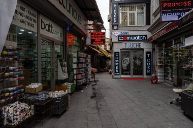 İSTANBUL, TURKEY - 23 Mart 2023: Şehir merkezindeki merkez pazar dar sokaklar boyunca kalabalık küçük dükkanlar