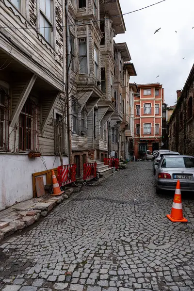 İSTANBUL, TURKEY - 23 Mart 2023: Eski geleneksel konut evleri ve filigran kaldırımlı sokak