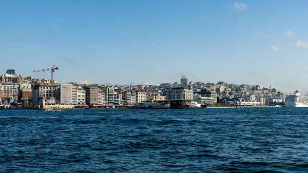 İSTANBUL, TURKEY - 24 Mart 2023: Arka plandaki Altın Boynuz ve Boğaz manzarası ve tarihi binalar üzerindeki şehir manzarası