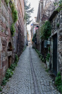 İSTANBUL, TURKEY - 25 Mart 2023: Konut binaları olan eski şehir caddesi