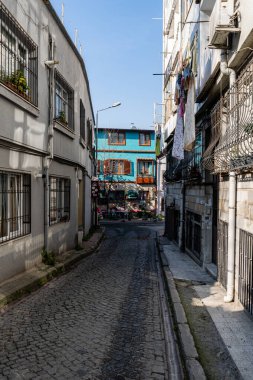 İSTANBUL, TURKEY - 25 Mart 2023: Konut binaları olan eski şehir caddesi