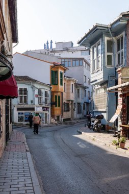 İSTANBUL, TURKEY - 25 Mart 2023: Konut binaları olan eski şehir caddesi
