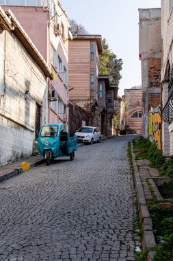 İSTANBUL, TURKEY - 25 Mart 2023: Arabaları ve konut binaları olan eski şehir caddesi