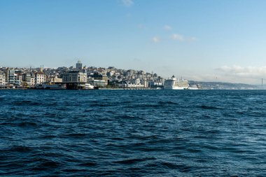 İSTANBUL, TURKEY - 24 Mart 2023: Arka plandaki Altın Boynuz ve Boğaz manzarası ve tarihi binalar üzerindeki şehir manzarası