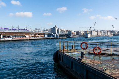 İSTANBUL, TURKEY - 24 Mart 2023: Köprü, restoran ve marina manzaralı Pier ve Boğaz.