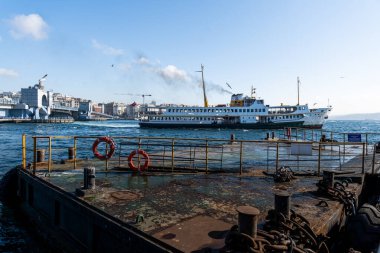 İSTANBUL, TURKEY - 24 Mart 2023: Köprü, restoran ve marina manzaralı Pier ve Boğaz.