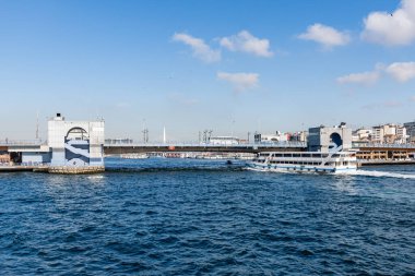 ISTANBUL, TURKEY - 24 Mart 2023: Golden Horn popüler turizm beldesi üzerindeki Galata Köprüsü 'ndeki restoranlar sırası