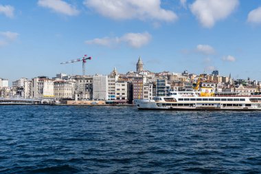 İSTANBUL, TURKEY - 24 Mart 2023 Deniz feribotu ve Boğaz Köprüsü