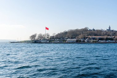 İSTANBUL, TURKEY - 24 Mart 2023: Türk bayrağıyla İstanbul kıyılarının bahar manzarası