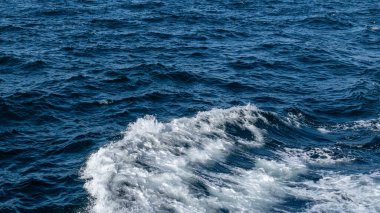 Türkiye kıyısı yakınlarında Marmara Denizi mavi deniz dalgası