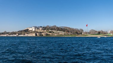 İSTANBUL, TURKEY - 24 Mart 2023 Marmara Denizi kıyısındaki antik kale ve saray manzarası