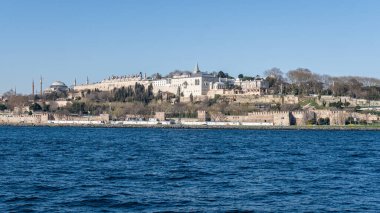 İSTANBUL, TURKEY - 24 Mart 2023 Marmara Denizi kıyısındaki antik kale ve saray manzarası