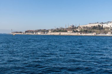 İSTANBUL, TURKEY - 24 Mart 2023 Marmara Denizi kıyısındaki antik kale ve saray manzarası