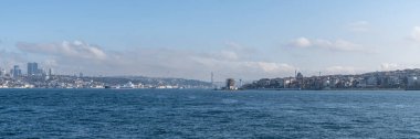 İSTANBUL, TURKEY - 24 Mart 2023: denizden İstanbul şehrine, modern binalar ve gökdelenler